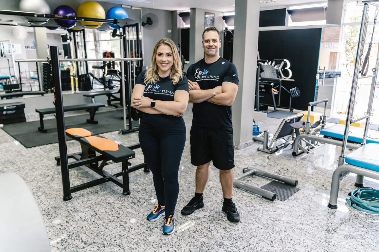 Marina Bombachi e Lenin no Espaço Plenus, com os equipamentos do espaço ao fundo